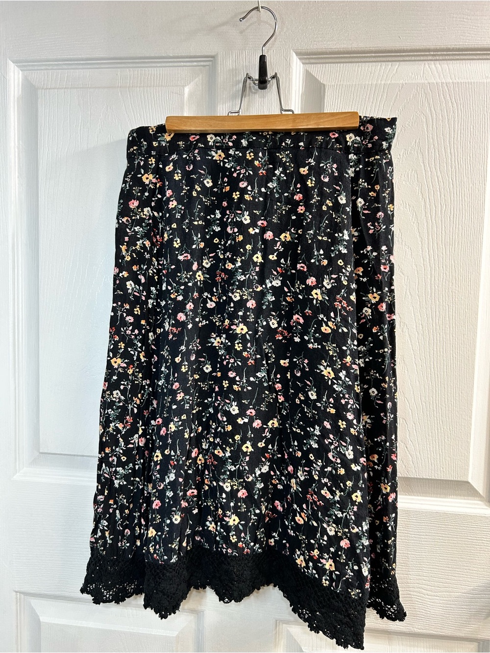 Boca Bay Black Floral Rayon Midi Skirt Petite Small Crochet Lace Hem